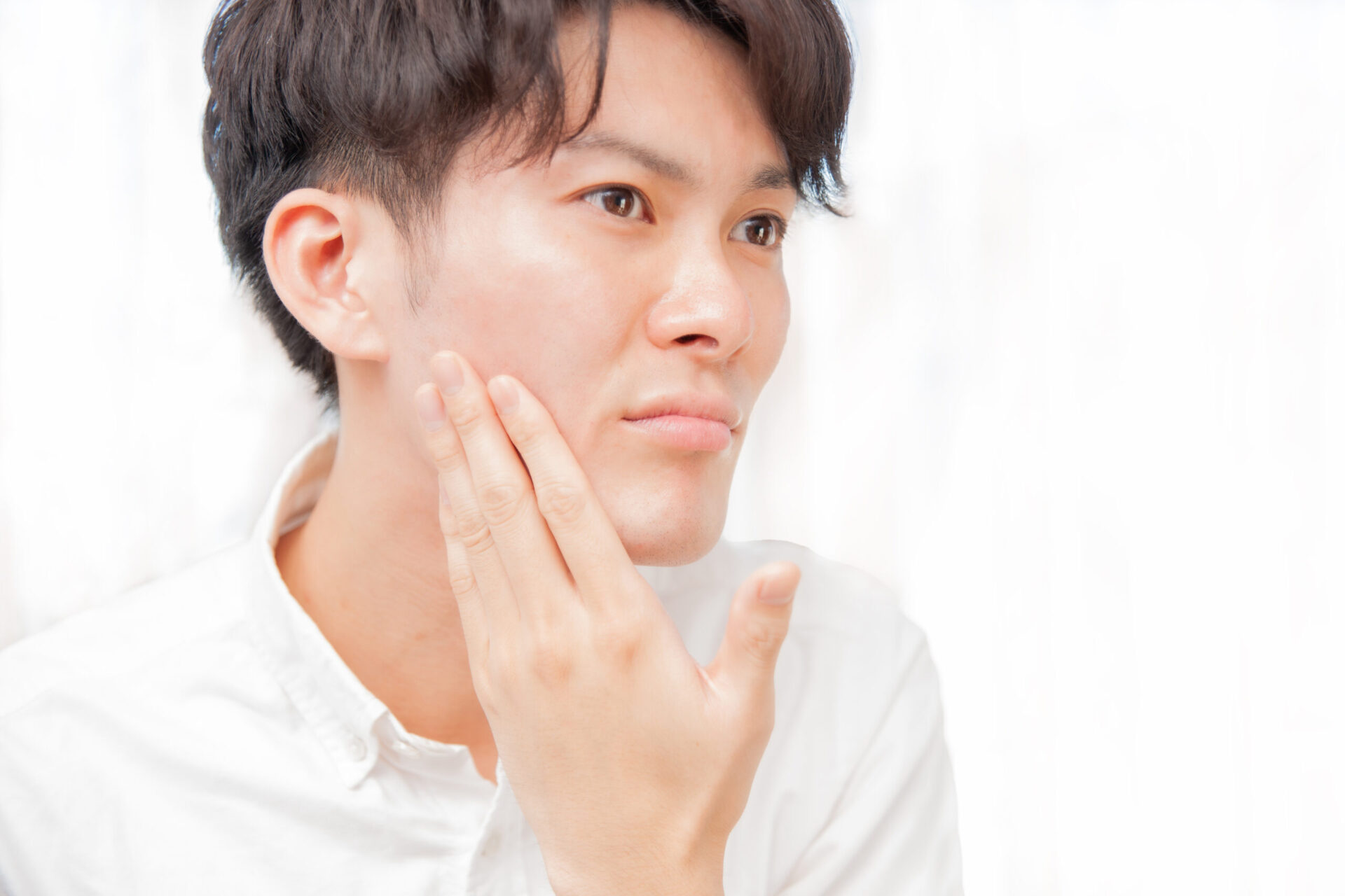 ニキビ跡を気にする男性
